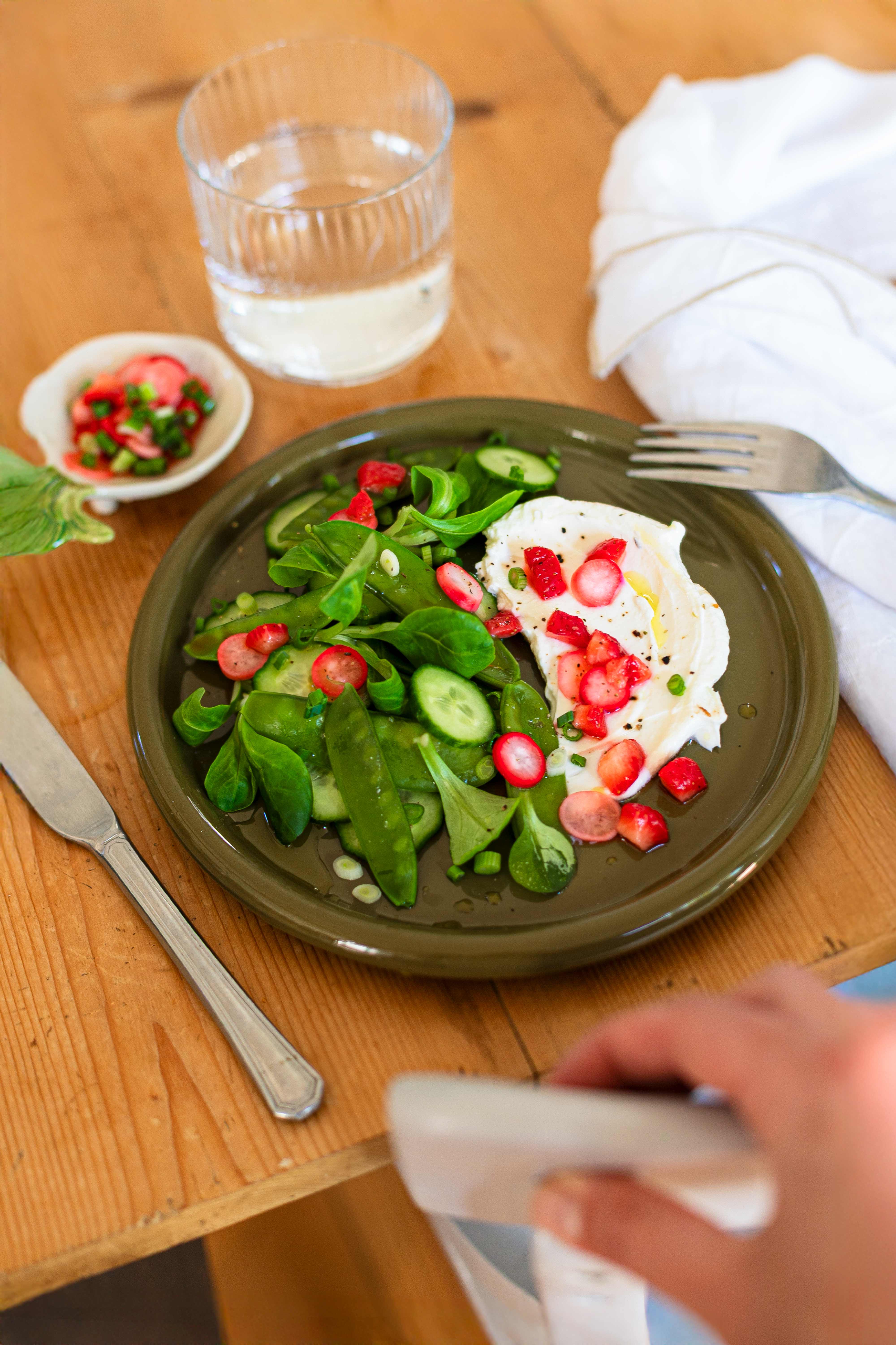 Salade de fraises en pickles, radis croquants et labneh maison